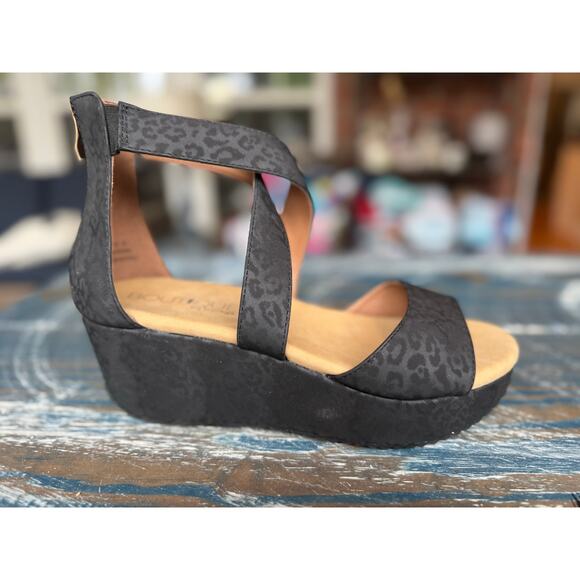 Boutique by Corkys Womens strapy ankle sandals, size 10, Black; zippered backs - Picture 1 of 10